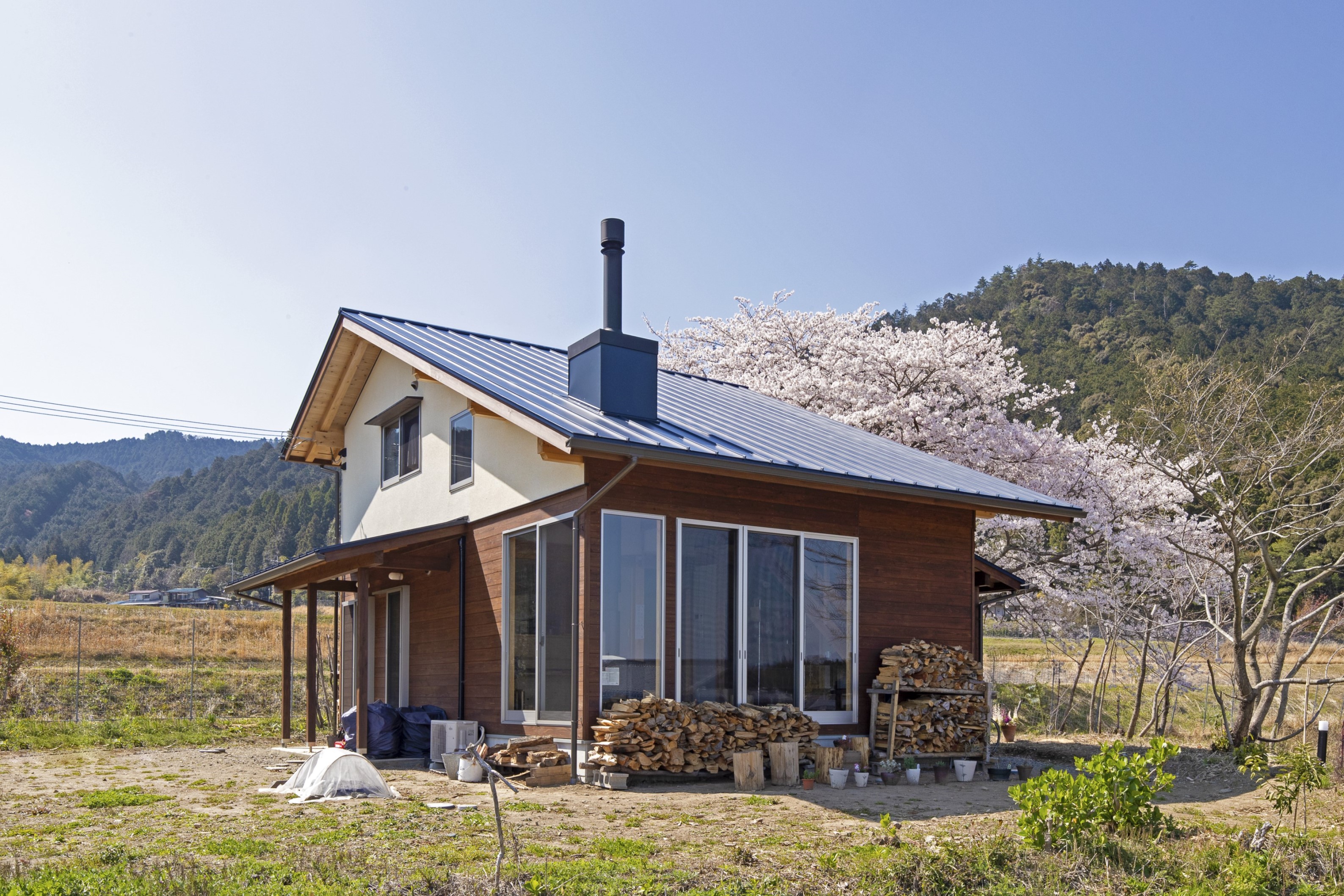 田んぼ の 中 の 一軒家